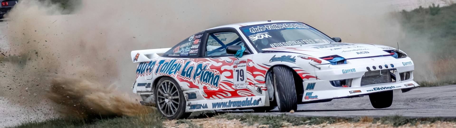 Voiture de course faisant un drift